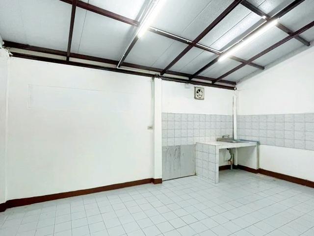 ติดถนนนวลจันทร์ 3 นอน ถ.เลียบด่วนเอกมัย-รามอินทรา MRT วัชรพล 1.7 กม. ให้เช่าทาวน์เฮ้าส์ 2 ชั้น 29ตร.ว. 239 ตร.ม. 2 น้ำ 5