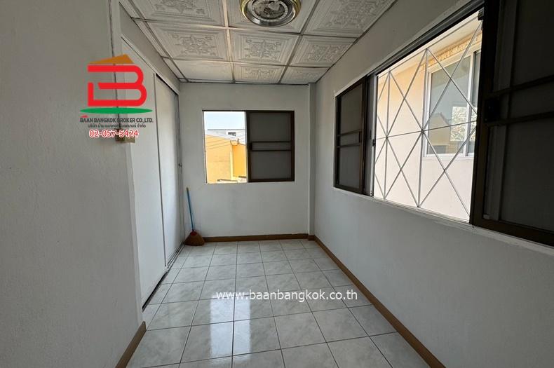 ทาวน์เฮาส์ หลังริม หมู่บ้าน เรือนจินตหรา เนื้อที่ 21 ตรว. ถนนวิภาวดีรังสิต แขวงตลาดบางเขน เขตดอนเมือง กรุงเทพฯ 7