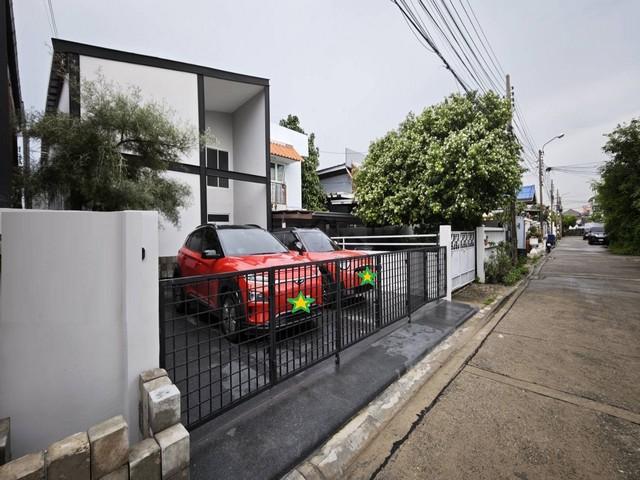 ขายบ้านแฝด 2 ชั้น หลังใหญ่ 52 ตรว. รีโนเวทใหม่ ย่านโชคชัย 4 ซอย 50 ลาดพร้าว เลียบด่วน 1