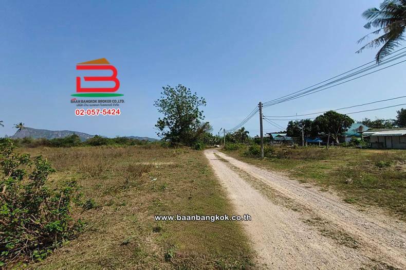 ที่ดินเปล่า เนื้อที่ 33-0-38 ไร่ ซอยสันตินคร ใกล้หมู่บ้านศิริวรรณ ถนนเพชรเกษม ตำบลอ่าวน้อย อำเภอเมืองประจวบคีรีขันธ์ ประจวบคีรีขันธ์ 5