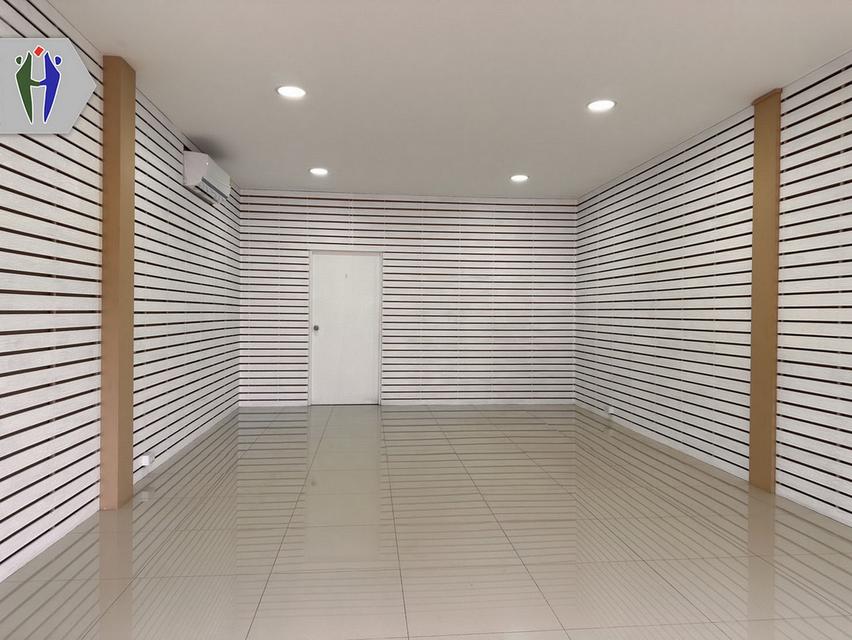 อาคารพาณิชย์ ซอยเขามะกอก ชัยพฤกษ์ พัทยา ให้เช่า • ชั้นที่ 1 สามารถทำการค้าได้ ทำเป็นออฟฟิศ ติดตั้งประตูกระจกแล้ว 22 ตารางวา • ชั้นที่ 2 1 ห้องนอน ห้อง 2