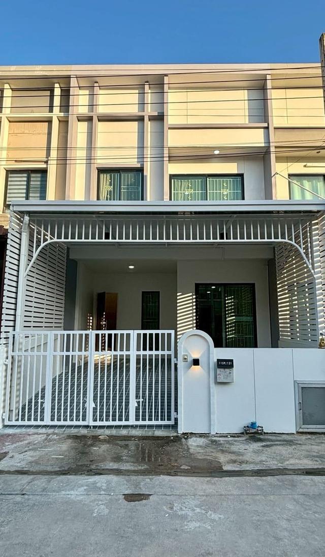 ขายทาวเฮ้าส์ สองชั้น โครงการเดอะทรอป2 มอเตอร์เวย์-ลาดกระบัง เนื้อที่ 19.60 ตรว   3 ห้องนอน 2 ห้องน้ำ 1 ห้องครัว 1