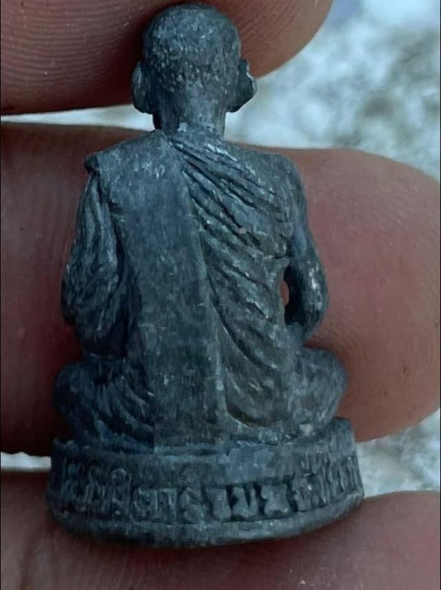 พระรูปหล่อนั่งเต็มองค์หลวงพ่อกวย ปี33