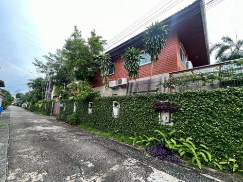 ขายด่วน ที่ดินพร้อมสิ่งปลูกสร้าง 3 หลัง พื้นที่กว้าง 170 ตร.ว. หมู่บ้านวาสนา ซอยหทัยราษฎร์ 11 มีนบุรี 9