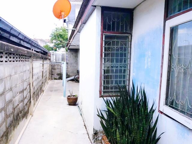 MRT เมืองทองธานี 1.8 กม. ถ.สามัคคี ประชาชื่น ติดทางด่วน ศรีรัช คฤหาสน์ ให้เช่าบ้านเดี่ยว 2 ชั้น 60ตร.วา. 240 ตร.ม. 3 นอน 4