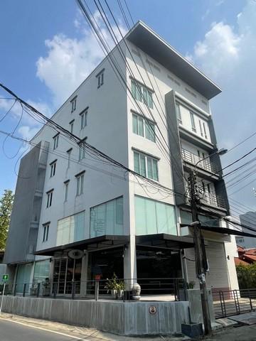 Office stand alone for rent at Rama 9 soi 43 เพดานสูงพร้อมลิฟต์ 900sq.m. ทำหน้าร้านได้ ใกล้ The Nine 1