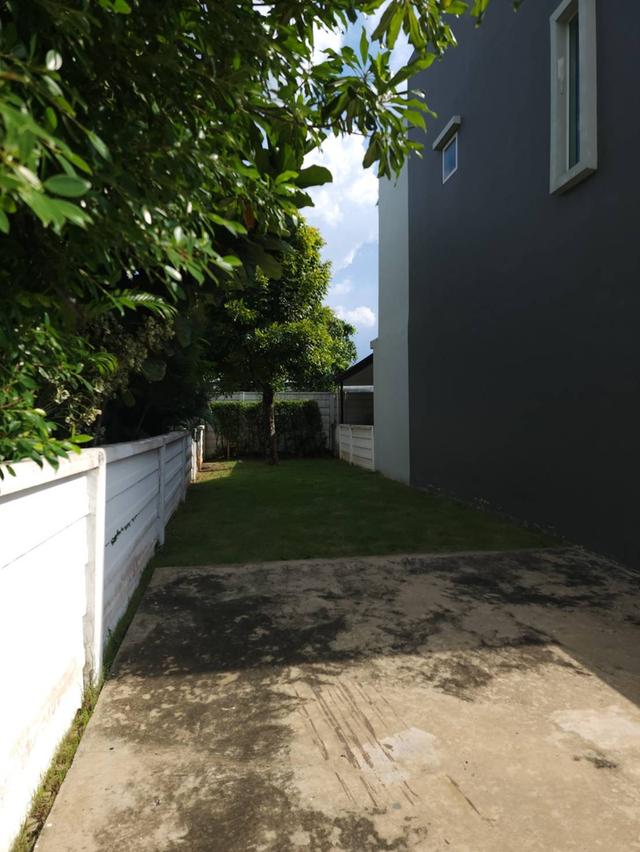 หมู่บ้าน เดอะคัลเลอร์วงแหวน รามอินทรา2 ซ.สุเหร่าคลองหนึ่ง 15 บางชัน คลองสามวา กทม. ขนาด 25.90\ตารางวา 3นอน 2ห้องน้ำ เตียง +แอร์ 2ห้องนอน พร้อมต่อเติ 11