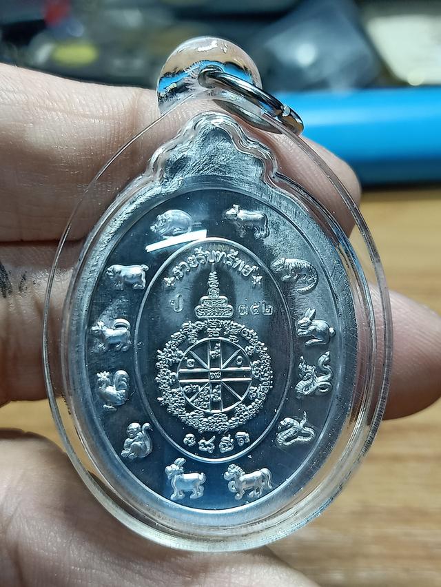 6-6 เหรียญรวยรับทรัพย์ หลวงพ่อทอง สุทธฺสีโล วัดบ้านไร่ จ.นครราชสีมา 2564 ปีกเครื่องบิน ลงยาเขียว ขอบ จีวร หมายเลข 352 กล่องเดิม***เลี่ยมกันน้ำพร้อมใช้ 2