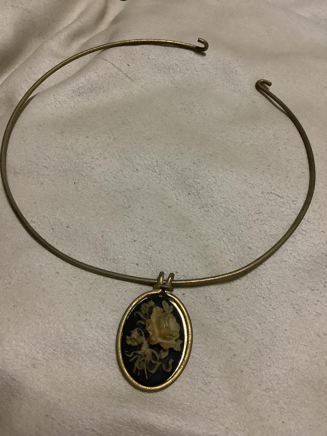 สร้อยคอโชกเกอร์ดอกไม้เรซินวินเทจ Anne Klein