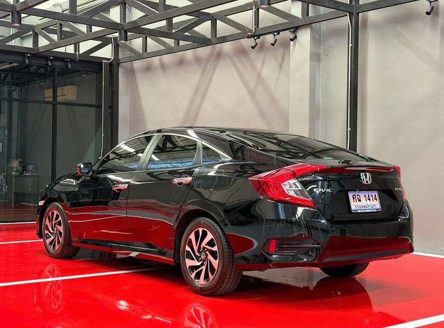 2017 HONDA CIVIC FC 1.8 EL รถมือเดียวออกป้ายแดง รถวิ่งน้อย เข้าศูนย์ทุกระยะ ไม่เคยมีอุบัติเหตุครับ