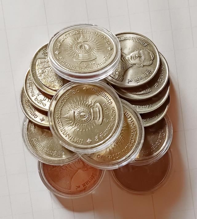 เหรียญ 5 บาท ที่ระลึก มหามงคลพระชนมพรรษา ครบ 60 พรรษา​ รัชกาลที่ 9 พ.ศ.2530 ไม่ผ่านใช้​ (ราคาต่อ​ 1 เหรียญ)​ มี​ 40 เหรียญ​ 6