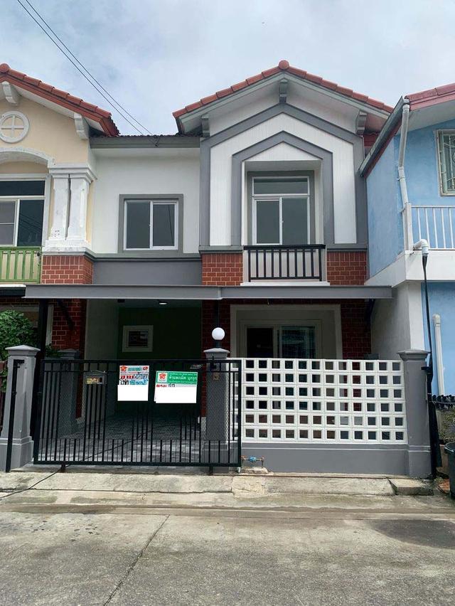 ขาย ทาวน์เฮาส์ 2 ชั้น บ้านเนื้อที่ 18 ตรว. หมู่บ้านเดอะคอนเน็ค วงแหวนรามอินทรา ถนนกาญจนาภิเษก 5/7 แขวงท่าแร้ง เขตบางเขน กรุงเทพมหานคร  