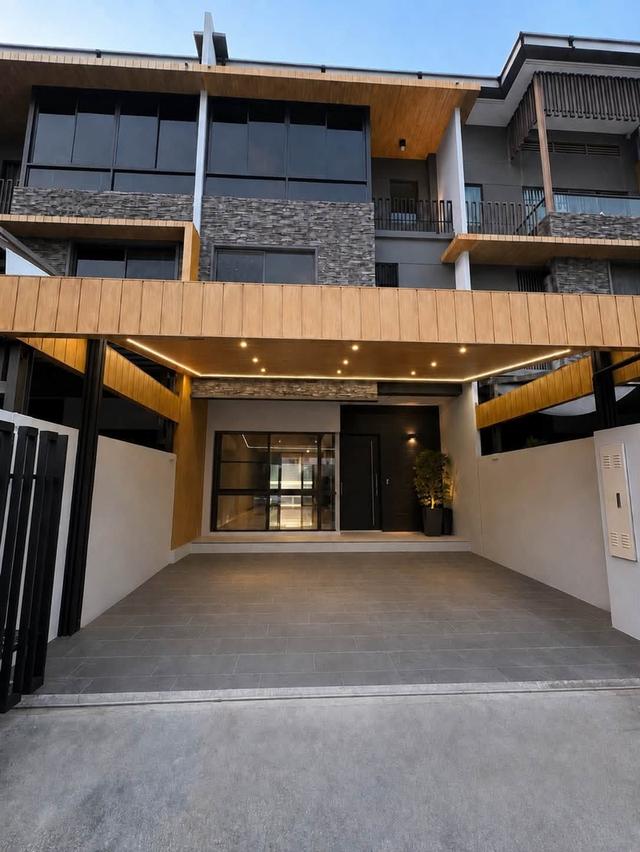 U1473 ให้เช่าทาวน์โฮม 3 ชั้น ระดับพรีเมียม พร้อมพื้นที่สวน at LANDMARK EKAMAI RAMINDRA บ้านพร้อมเฟอร์ ทำเลดีเดินทางสะดวกเข้าออกได้หลายทาง 1