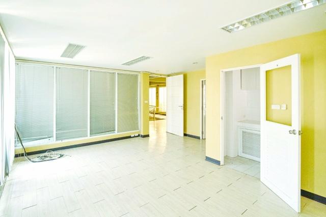 ตลาดไอยรา 600ม. โชว์รูม อาคารให้เช่า มีลิฟต์ ชั้น1-3 ใกล้แม็คโคร คลองหลวง 400ม. 3 นอน 5 น้ำ ใกล้แม็คโคร อาคาร 4 ชั้น ตลา 7