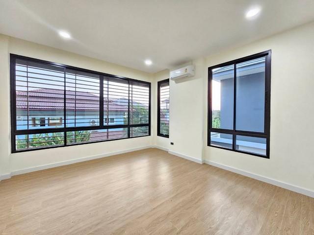 ขายบ้านเดี่ยว 2 ชั้น บ้านเปล่าไม่มีเฟอร์ มีแอร์ให้ทุกห้อง (เฟอร์ที่เห็นคือเอามาไว้นั่งรับรองลูกค้าค่ะ) 5