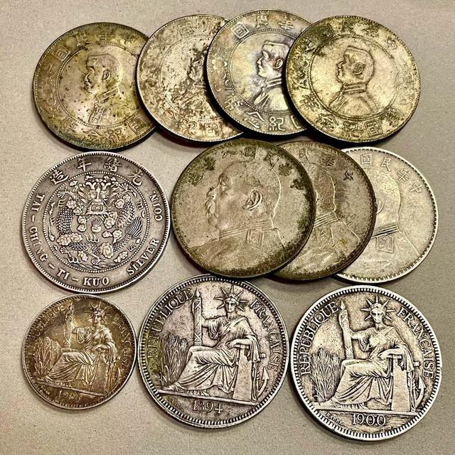 เหรียญสะสมต่างประเทศราคาแบ่งปันเหรียญละ 3,000 บาทครับ