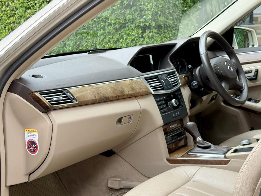 2011 BENZ E200 CGI ( รถมือเดียวออกป้ายแดง ) รถวิ่งน้อย เข้าศูนย์ตามระยะ ไม่เคยมีอุบัติเหตุ สภาพสมบูรณ์ พร้อมใช้งานครับ 11