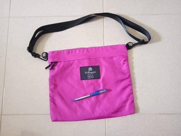 KIU กป.สะพายผ้าไนล่อน ใบใหญ่กำลังดี มีช่องรูดซิปหน้า ช่องติดกระดุมหลัง ช่องหลักตรงกลาง สายไนล่อนแข็งแรง งานสวยสะอาด สภาพดี