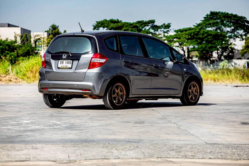Honda Jazz 1.5S ปี 2014 สีเทา เกียร์ออโต้ มือเดียวป้ายแดง 5