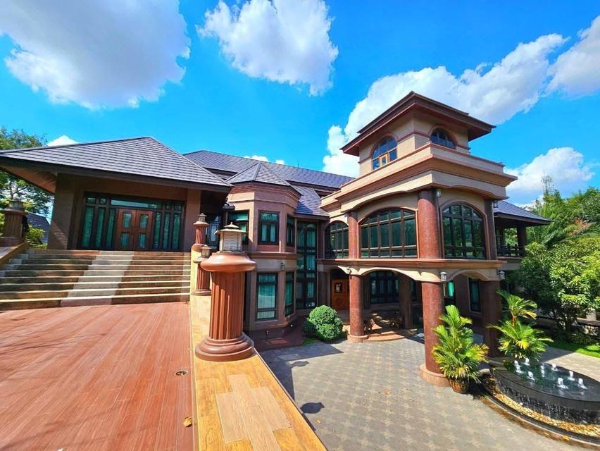 Luxury home For Sale A luxurious mansion in downtown Sriracha. 4