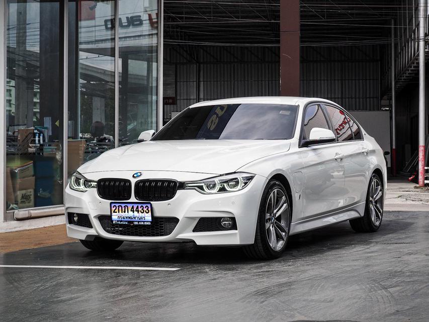 BMW Series 3 330e Luxury ปี 2019 สีขาว 2