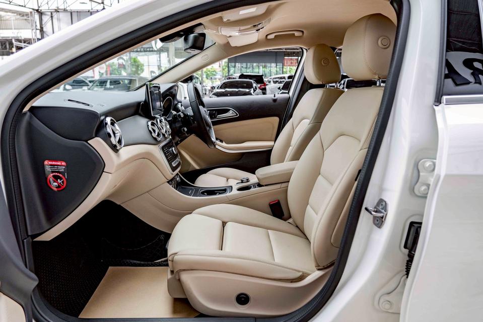 รหัสรถ NP7165 BENZ GLA200 1.6 URBAN 2021 11