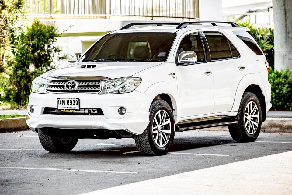 TOYOTA FORTUNER 3.0V 4WD สีเทา เกียร์ออโต้ ปี 2011  