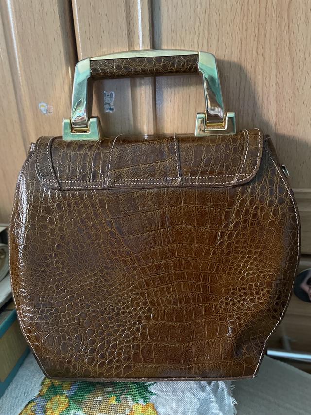 กระเป๋าหนังถือ