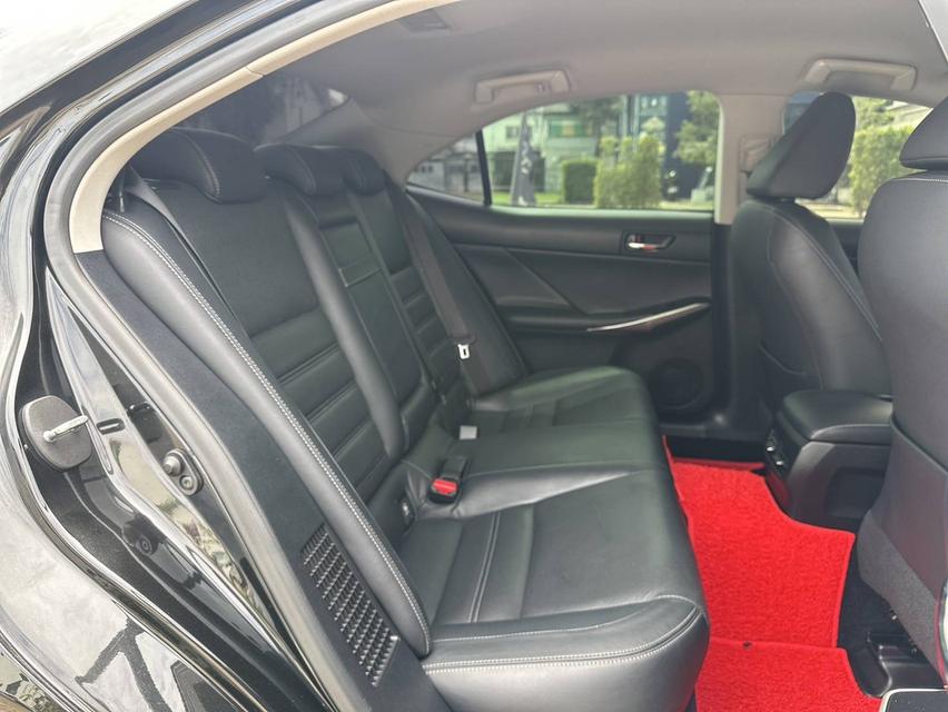 LEXUS IS 300h (2015) 18