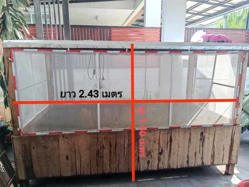 กรงสัตว์ขนาดใหญ่เป็นไม้เนื้อแข็ง