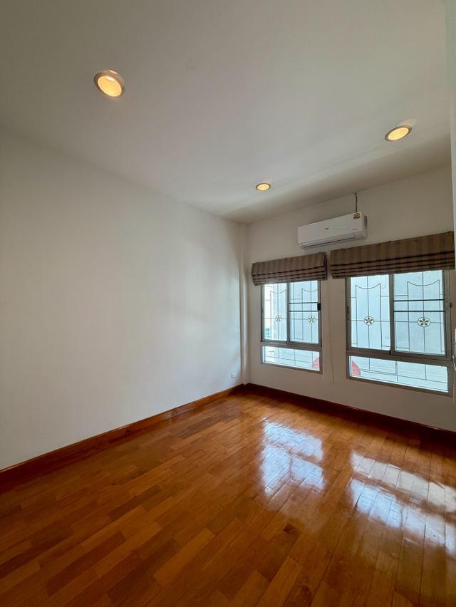 ให้เช่าทาวน์เฮาส์หมู่บ้านกลางเมืองลูเซิร์น สุขุมวิท 3 ชั้น พร้อมเข้าอยู่ 22 ตรว. 88 ตรม. 3 นอน 3 น้ำ มีห้องครัวพร้อมเฟอร 6