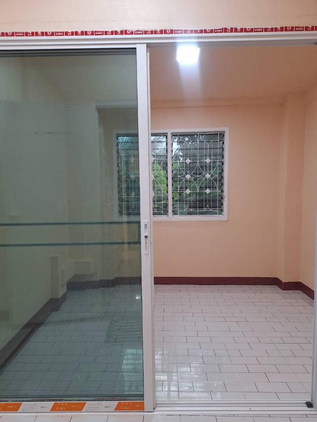 ขายทาวน์เฮ้าส์  หมู่บ้านทาวน์แอนด์คันทรี หนองจอก รีโนเวทใหม่ทั้งหลัง พร้อมอยู่ 8