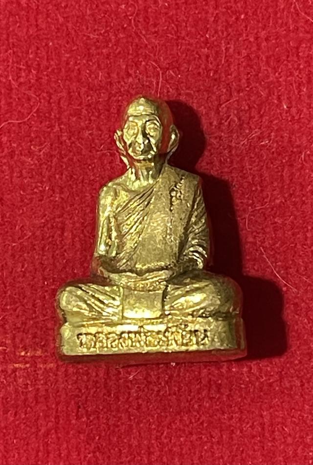 หลวงปู่เพี้ยนองค์ทองเหลืองสวย