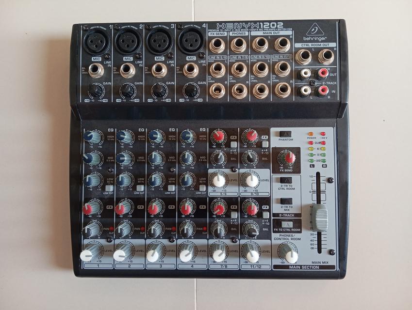 audio mixer และคีย์บอร์ด