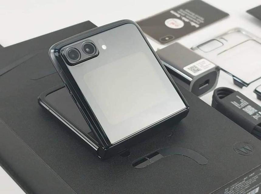 ขาย/แลก Moto Razr 2022 5G 12/512 Black Snapdragon8+ Gen1 สภาพใหม่มาก แท้ ครบกล่อง เพียง 33,900 บาท  3