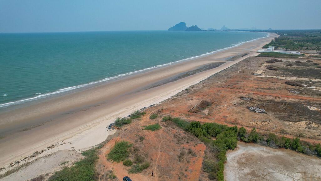 เป็นเจ้าของที่ดินติดทะเลได้เลยราคาเพียง 12 ล้านบาท อ่าวน้อย เมืองประจวบ หน้ากว้าง 42 เมตร 2 งาน 17 ตารางวา ใกล้ Tolani 14