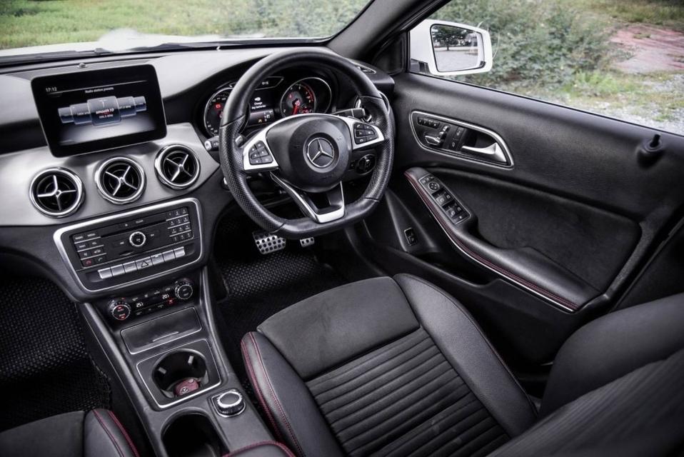 ✨ Compact SUV หรูหรายอดฮิต Benz GLA Black Edition ไมล์หลักหมื่น  6