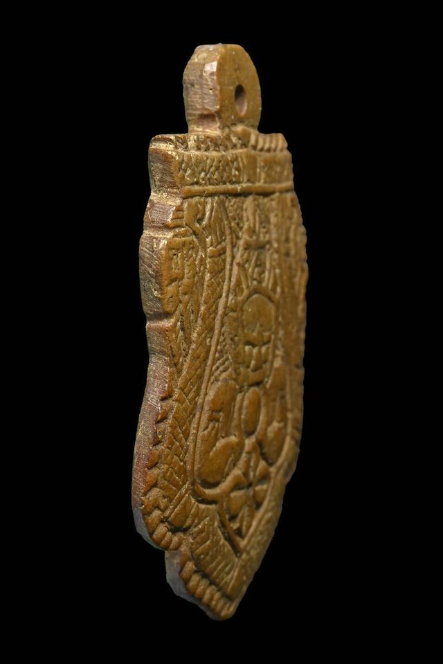 พระราหูกะลาเผือกแกะหลวงพ่อน้อย วัดศรีษะทอง จ.นครปฐม พบเจอตัวจริงน้อย กะลาเผือกจับว่าหายากพบเจอแค่หลักสิบองค์ครับ สภาพเดิม ๆ Rare Item&Masterpie