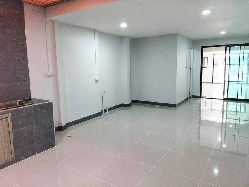 หมู่บ้านมิตรประชา  คลองถนน ใกล้เซ็นทรัลเวสเกต ทาวน์เฮาส์ 2 ชั้น  ตกแต่งใหม่ ติดถนนกาญจนาภิเษก 5
