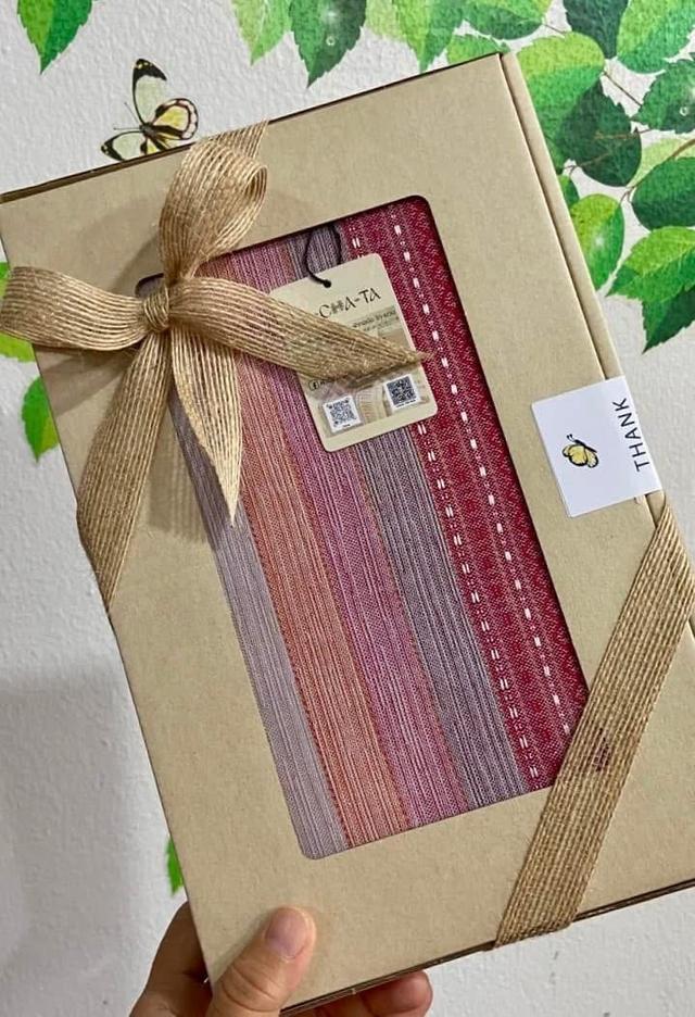 ผ้าคลุมไหล่ทอมือ ผลิตโดยคุณยายและหลานชาย สร้างเอกลักษณ์เฉพาะมีเพียงอย่างละผืน เนื่องจากเป็นงานทอมือ เชิญชวนสร้าง soft power ให้ชุมชนคูบัว เมืองราชบุรี รูปที่ 3
