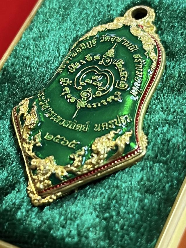 2. เหรียญท้าวเวสสุวรรณโณ วัดจุฬามณี รุ่น พุทธศิลป์ เทวสถิตย์ ทรงจำปี 2565 เนื้อชนวนอาบทอง ลงยาราชาวดี โค้ด 2410 6