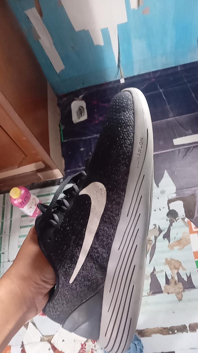 รองเท้าแท้มือสองใส่ไม่ถึงสามครั้ง