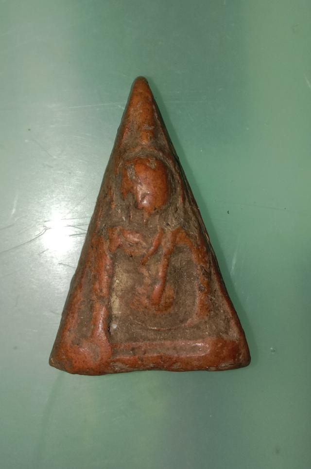 สมเด็จนางพญา พิมพ์เข่าตรง