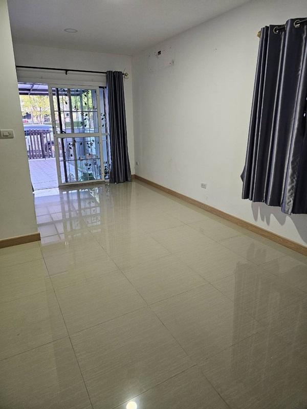 ขายด่วน บ้านทาวเฮ้าส์ หมู่บ้านศิวาลัย บางสมัคร บางปะกง ฉะเชิงเทรา สภาพใหม่ เนื้อที่ 42 ตรว. โทร 0632359638 5