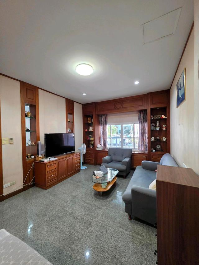 ขายบ้านทาวน์โฮมหลังคู่ 3 ชั้น ทำเลทองติด CDC ตรงข้าม Central Eastville เฟอร์ครบ พร้อมอยู่ 6