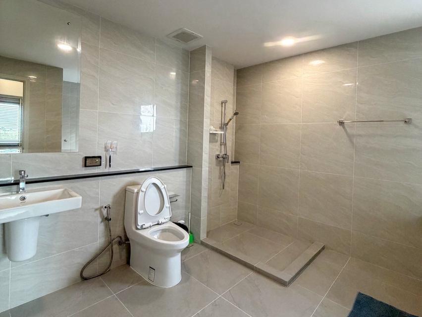 🏡🔥 ให้เช่าบ้านหรู BRITANIA BANGNA–SRIVAREE บ้านหลังมุมติดสวน! 4 ห้องนอน 5 ห้องน้ำ จอดรถ 3 คัน ค่าเช่า 79,000 บาท/เดื 14