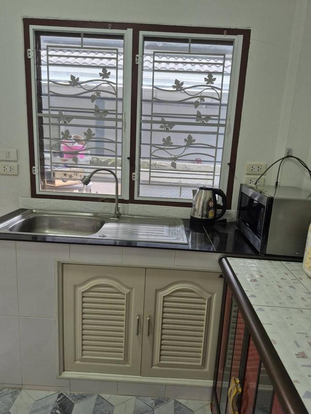 บ้านเดี่ยว 50 ตรว 2 ห้องนอน ติดแอร์ทั้ง 2ห้อง 2 ห้องน้ำ เครื่องทำน้ำอุ่น 1ตัว 1 ห้องโถง 1 ครัว มุ้งลวด แหล็กดัด ผ้าม่านอย่างหนากัน UV  จอดรถยนต์ได้ 2 10