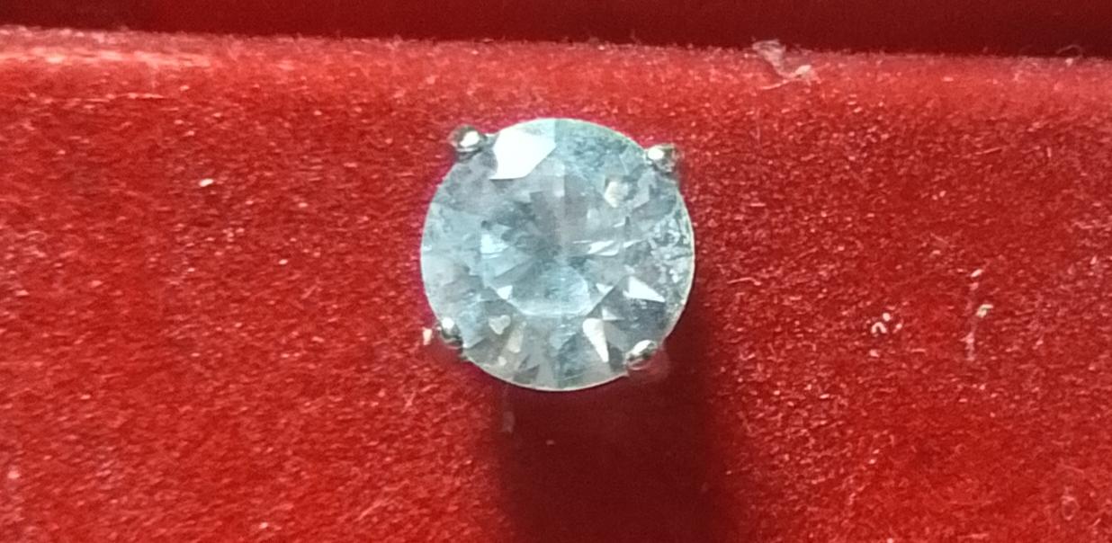 ต่างหูเพชรเพทายขาวประกายฟ้าขนาดหลายกระรัตสามารถนำไปทำเป็นแหวนแต่งงานได้ของต๊ะ วงฟลอยครับ