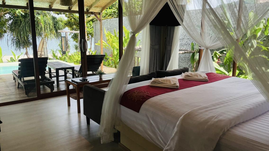 Land next to the sea with private poolvillas 3
