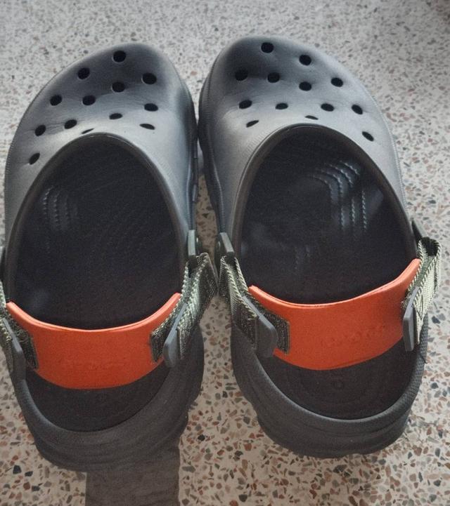 Crocs รองเท้าลำลองผู้ชาย สวยๆ ใหม่เอี่ยม รูปที่ 3